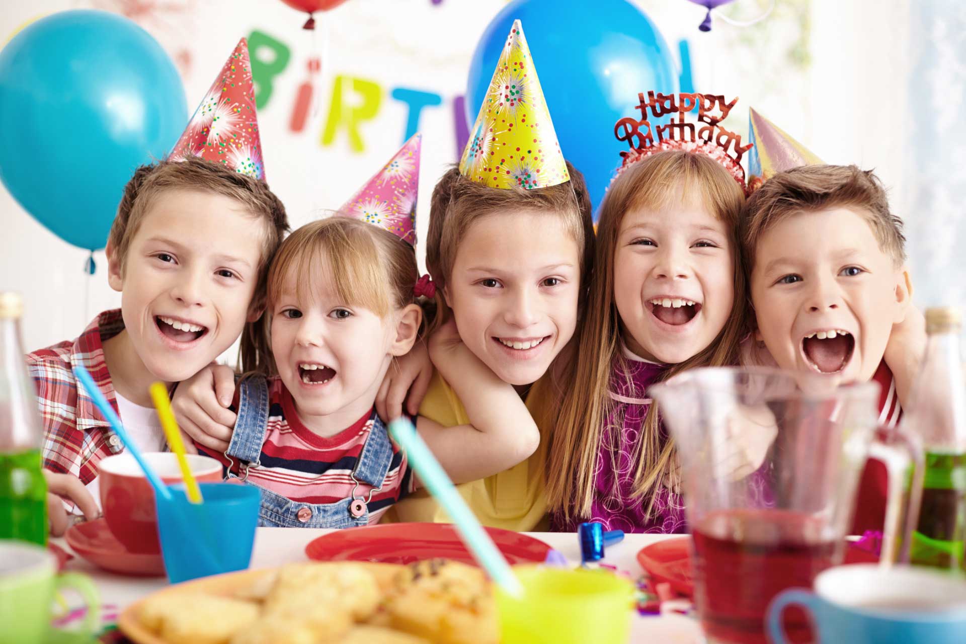 Photo d'enfant entrain de fêter un anniversaire